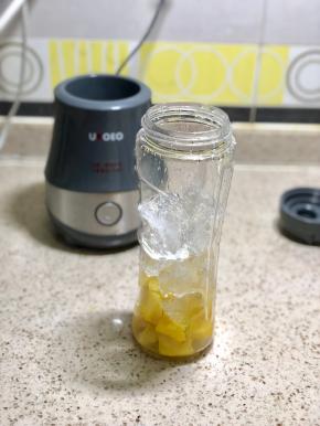 加入牛奶、蜂蜜，和冰块