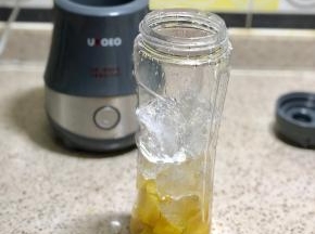 加入牛奶、蜂蜜，和冰块
