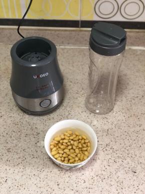 提前把黄豆浸泡5小时左右