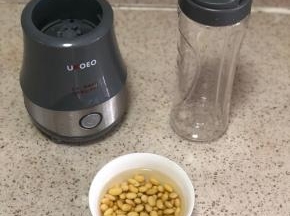 提前把黄豆浸泡5小时左右