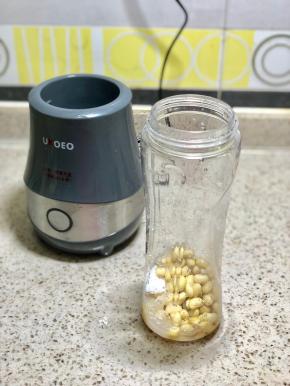 把熟黄豆，糖，奶粉这些可以带到办公室，带上果汁机，在杯中放入黄豆、糖、奶粉