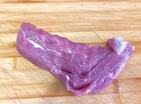肉选择小里脊，切成非常小的小块
