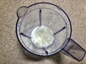 把淀粉水倒入料理机中，再加入洋葱碎