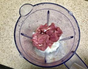 放入肉和一大勺料酒