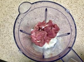 放入肉和一大勺料酒