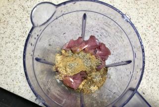 加入各种调料，如果喜欢颜色重可以加一小勺老抽