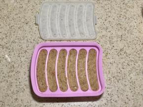 挤在热狗肠模具中