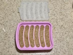 挤在热狗肠模具中