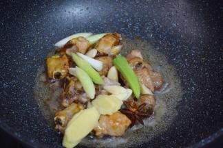 加入葱姜蒜和八角炒出香味