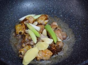 加入葱姜蒜和八角炒出香味