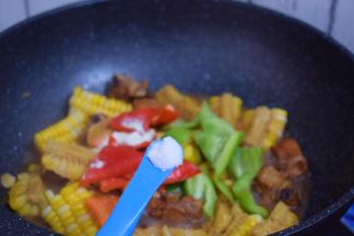 加入盐，转大火收汁即可