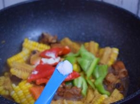 加入盐，转大火收汁即可