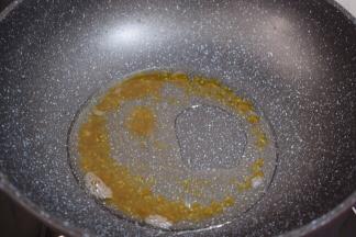 翻炒至融化变成焦黄色