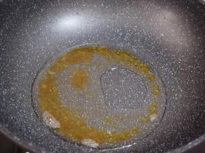 翻炒至融化变成焦黄色