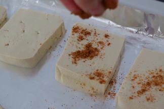 再撒上刚才调好的调味料，正反两面都要撒上