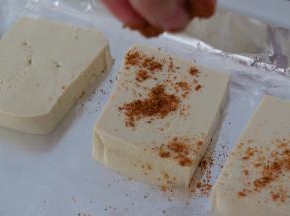 再撒上刚才调好的调味料，正反两面都要撒上