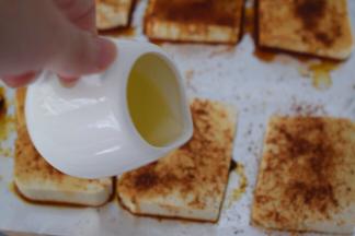 然后在每块豆腐淋入食用油，豆腐正反面都要淋上