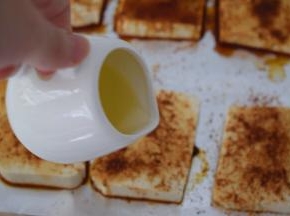 然后在每块豆腐淋入食用油，豆腐正反面都要淋上