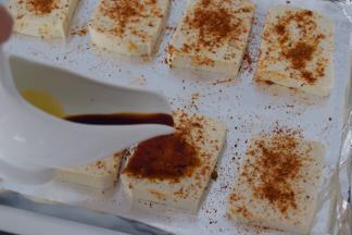 然后在每块豆腐淋入味极鲜酱油，腌制二十分钟