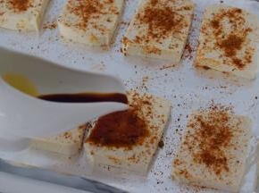 然后在每块豆腐淋入味极鲜酱油，腌制二十分钟