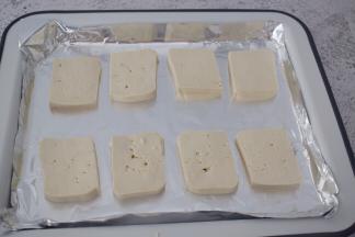 将豆腐切成大上厚薄均匀的长方块，放在铺好锡纸的烤盘上