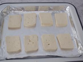 将豆腐切成大上厚薄均匀的长方块，放在铺好锡纸的烤盘上