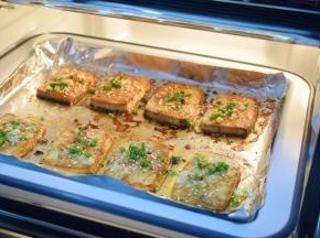 烤至剩下2分钟时取出撒上白芝麻和葱花，