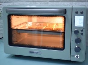 放入预热好的烤箱，上下火180度，中层30分钟