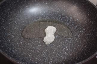 锅中倒入适量的食用油烧热，放入冰糖