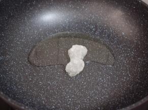 锅中倒入适量的食用油烧热，放入冰糖