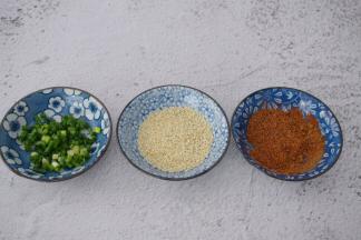 将盐、椒盐粉、花椒粉、辣椒粉、孜然粉放在一起拌匀，比例按自己的口味选择调好备用，葱切葱花