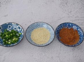 将盐、椒盐粉、花椒粉、辣椒粉、孜然粉放在一起拌匀，比例按自己的口味选择调好备用，葱切葱花