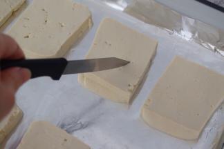 在豆腐正反面表面轻划几刀，这样有助于入味

