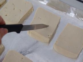 在豆腐正反面表面轻划几刀，这样有助于入味

