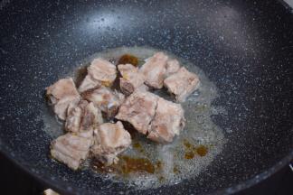 放入排骨，翻炒至上糖色