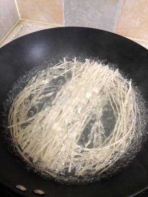 水开后放入面条，煮过心。