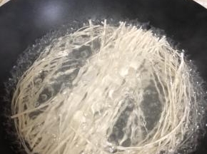 水开后放入面条，煮过心。