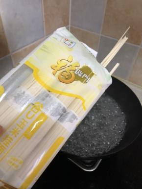 水开后放入面条，煮过心。