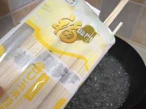 水开后放入面条，煮过心。