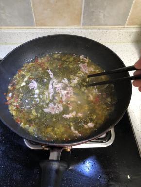 加入刚才炒好的酸菜，加入水没过酸菜，水开后放入肉丝