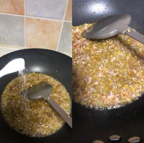 放少量清水刚刚没过豇豆，加一点点白砂糖，再烧沸，就可以关火
