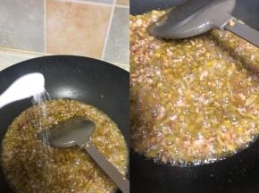 放少量清水刚刚没过豇豆，加一点点白砂糖，再烧沸，就可以关火