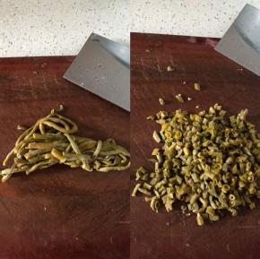 ***老坛豇豆抓出来，切成颗粒***