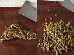 ***老坛豇豆抓出来，切成颗粒***