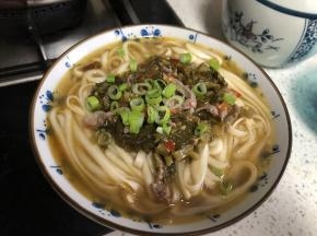 捞起来撒上葱花。