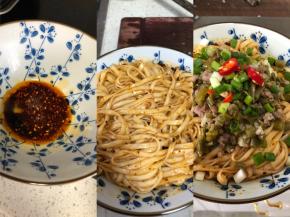 拿个干净的盘子，加入0.5g盐、一点酱油、油辣椒、熟油，捞起来的面条搅拌好，铺上蒜末、豇豆肉末、葱花、小米椒就可以吃啦。