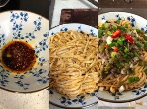 拿个干净的盘子，加入0.5g盐、一点酱油、油辣椒、熟油，捞起来的面条搅拌好，铺上蒜末、豇豆肉末、葱花、小米椒就可以吃啦。