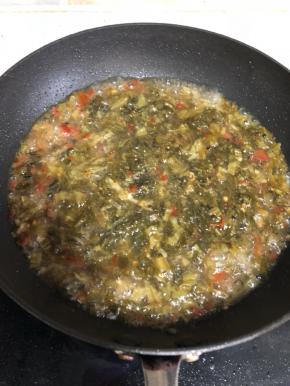 加入刚才炒好的酸菜，加入水没过酸菜，，加点白砂糖，水开后放入肉丝