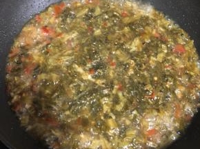 加入刚才炒好的酸菜，加入水没过酸菜，，加点白砂糖，水开后放入肉丝