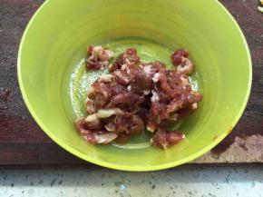 肉切丝，用0.5g盐、淀粉、料酒、几滴酱油。量少，放的时候慎重